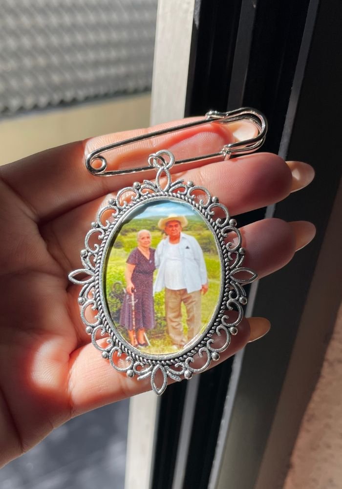 Broche Plateado Grande