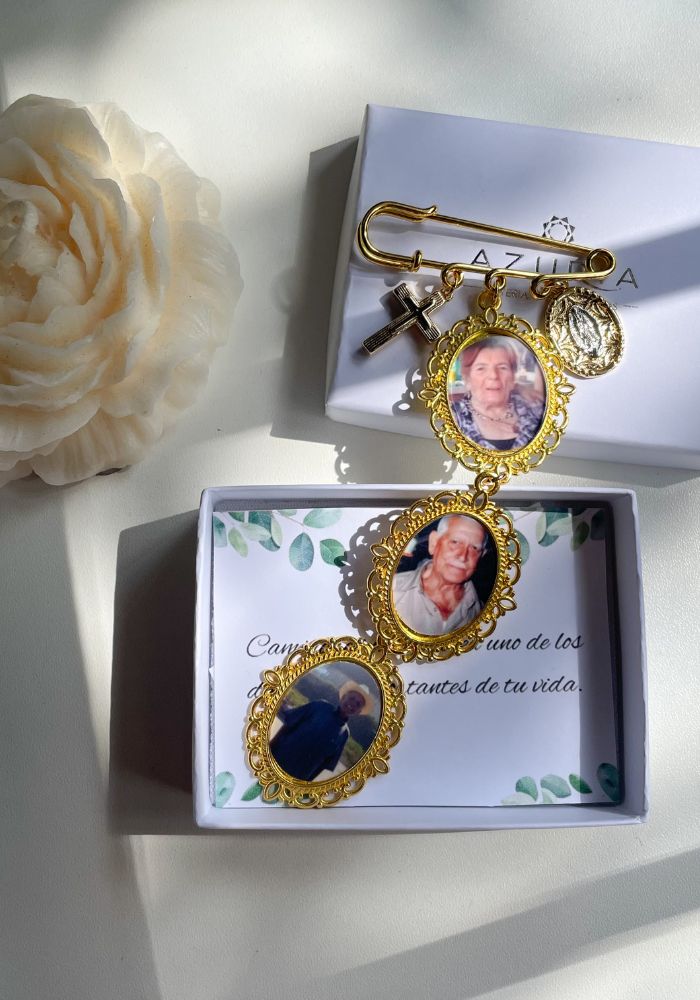 Broche Relicario con Dijes Religiosos