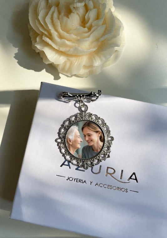 Broche Plateado Boutonniere con Moño