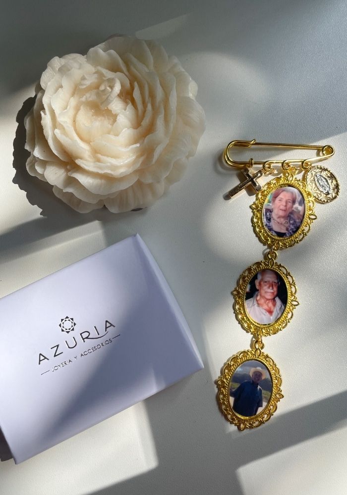 Broche Relicario con Dijes Religiosos