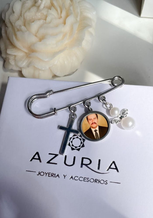 Broche Plateado con Dijes Religiosos