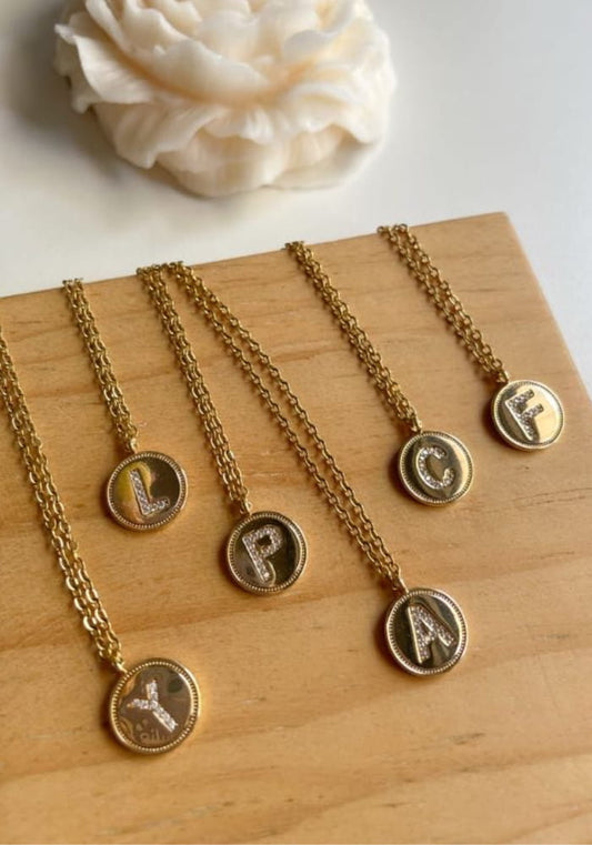 Collar Inicial Medalla con Zirconia