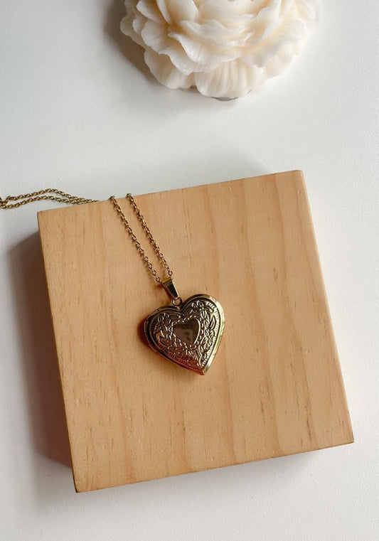 Collar Relicario con Relieve